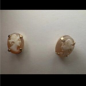 Vintage Cameo carved earrings in 14k gold